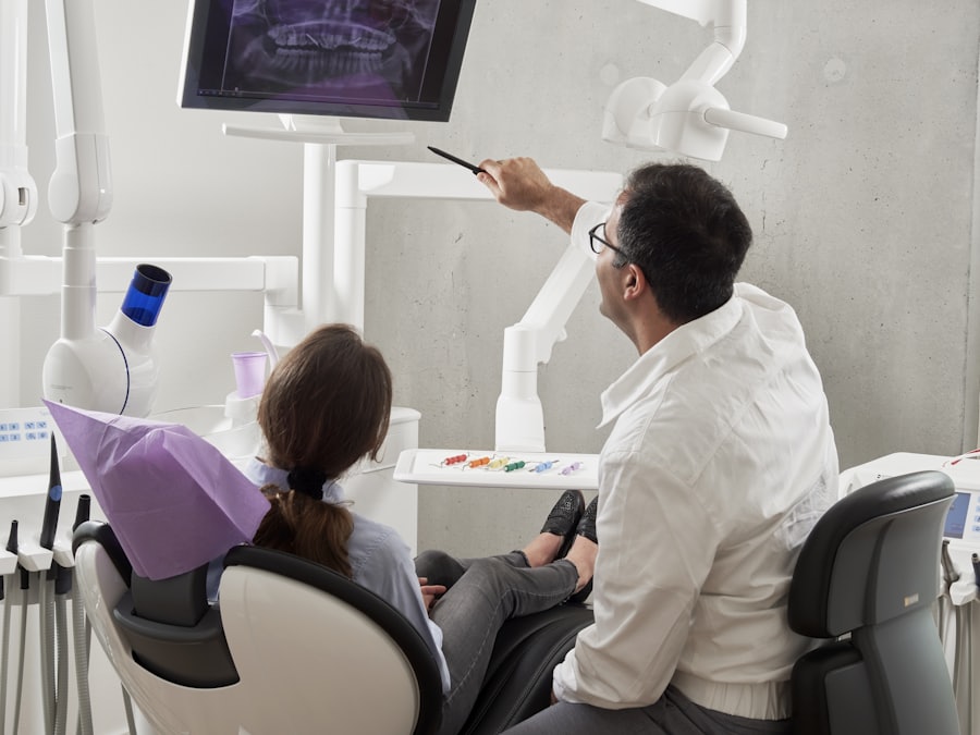 Dentista mostrando radiografia à paciente